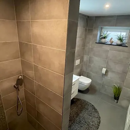 Apartment 85qm Neubau-wohnung Fuer 5-6 Personen, 2 Badezimmer & 3 Schlafzimmer *